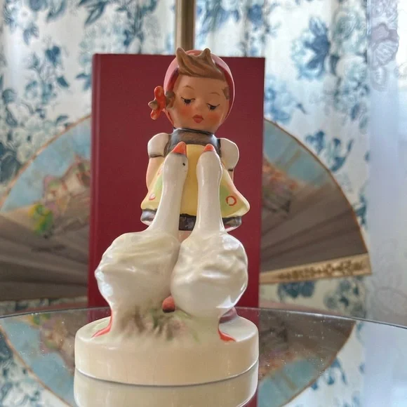 VINTAGE MJHUMMEL GOEBEL WGERMANY 47 3/0 #41 GOOSE GIRL FIGURINE 4” signed 1970’s - Picture 5 of 17